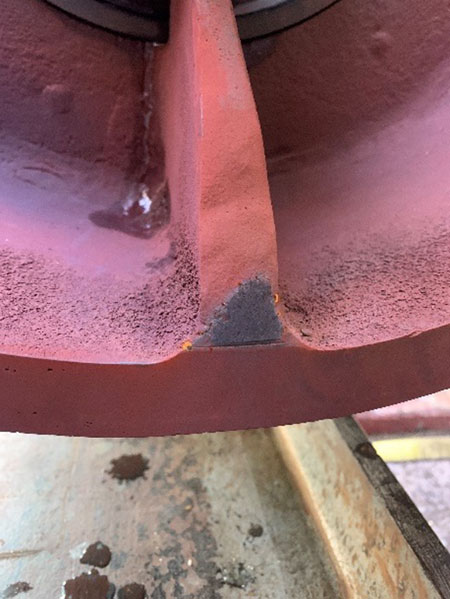 Contact damage on suction spacer  flow splitter